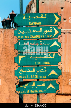 Le trafic routier de la ville de Marrakech Maroc signe mur Banque D'Images