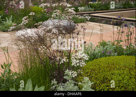 Chelsea Flower Show 2013, Brewin Dolphin garden, Designer Robert Myers. Médaille d'or Banque D'Images