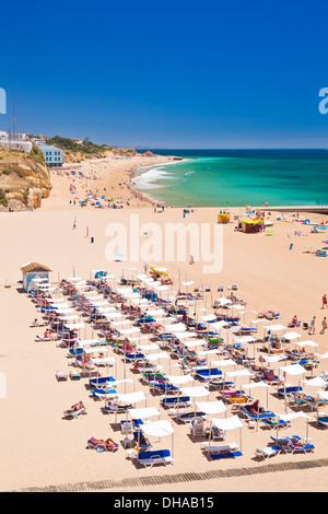 Les gens en train de bronzer sur la plage Praia dos Pescadores Fishermans Albufeira Algarve Portugal Europe de l'UE Banque D'Images