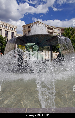 Fontaine, place de Thessalie dans quartier Antigone, Montpellier, France Banque D'Images