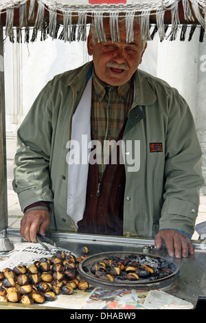L'homme musulman traditionnel à Istanbul, Turquie la vente de marrons chauds grillés Banque D'Images