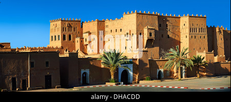 Extérieur de la Kasbah de Taourirt de brique de boue, Ouarzazate, Maroc, construit par Pacha Glaoui. Site du patrimoine mondial de l'Unesco Banque D'Images