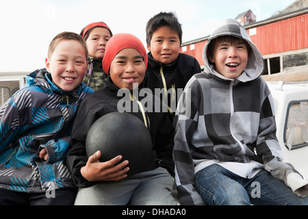 Groupe d'enfants inuits ; Kangaamiut, Groenland Banque D'Images