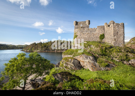 Château de Tioram sur Loch Moidart en Ecosse, Lochaber, sur une île appelée marée de Tioram Eilean. Banque D'Images