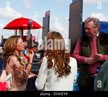 - Racegoers pendant Bookmaker Liverpool Journée à John Smith's Grand National à Aintree Hippodrome Festival Liverpool Angleterre - Banque D'Images