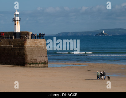 Phare de St Ives avec Godrevy Lighthouse en arrière-plan, Cornwall, UK Banque D'Images