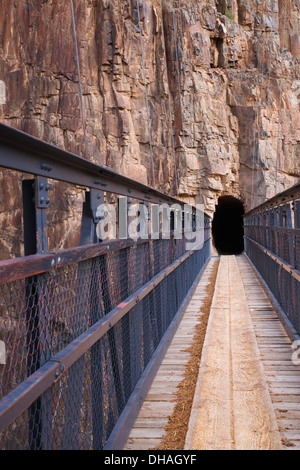 Tunnel et pont noir sur la rivière Colorado, font partie de la South Kaibab Trail, le Parc National du Grand Canyon, Arizona. Banque D'Images