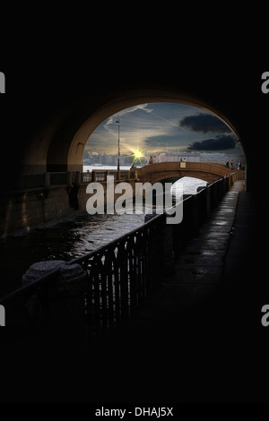 Vue de la rivière Neva et le Pont du Palais à Saint-Pétersbourg, Russie Banque D'Images