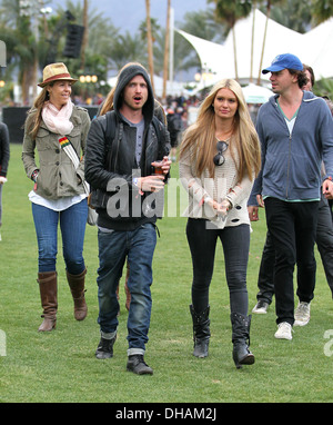 Aaron Paul et petite amie Lauren Parsekian célébrités à 2012 Coachella Valley Music and Arts Festival - Semaine 1 Jour 1 Indio Banque D'Images