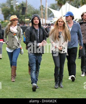 Aaron Paul et petite amie Lauren Parsekian célébrités à 2012 Coachella Valley Music and Arts Festival - Semaine 1 Jour 1 Indio Banque D'Images