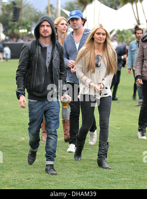 Aaron Paul et petite amie Lauren Parsekian célébrités à 2012 Coachella Valley Music and Arts Festival - Semaine 1 Jour 1 Indio Banque D'Images