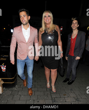 Gemma Collins avec son petit ami Charlie et Russell Kane Harry Derbidge célèbre son 18e anniversaire à Essex Cabane à Sucre Banque D'Images