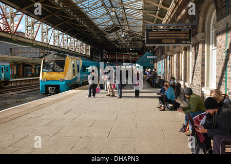 Les passagers sur la plate-forme à la gare de Chester en tant qu'approches train arriva Banque D'Images