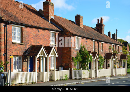 Chalets avec terrasse dans la région de Hedgerley Lane, Old Beaconsfield, Buckinghamshire, Angleterre, Royaume-Uni Banque D'Images
