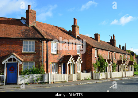 Chalets avec terrasse dans la région de Hedgerley Lane, Old Beaconsfield, Buckinghamshire, Angleterre, Royaume-Uni Banque D'Images