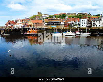 Le port de la station balnéaire de Whitby, North Yorkshire, Angleterre avec des couleurs vives et saturées. Banque D'Images