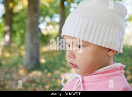 Closeup portrait of little baby girl sur la promenade en automne park Banque D'Images