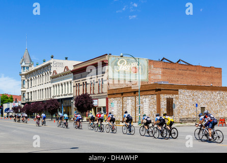 Le 2013 Baker City vélo course à vélo classique en face de l'Geiser Grand Hotl, Main Street, Baker, Oregon, USA Banque D'Images