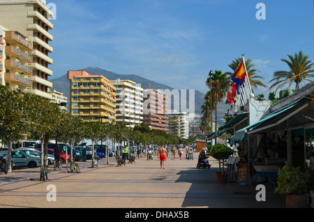 Promenade Fuengirola, Costa del Sol, Espagne Banque D'Images