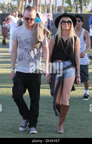 Aaron Paul et petite amie Lauren Parsekian célébrités à 2012 Coachella Valley Music and Arts Festival - Semaine 1 Jour 3 Indio Banque D'Images