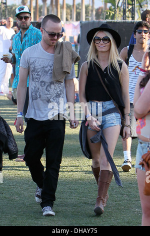 Aaron Paul et petite amie Lauren Parsekian célébrités à 2012 Coachella Valley Music and Arts Festival - Semaine 1 Jour 3 Indio Banque D'Images