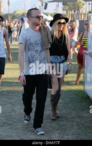Aaron Paul et petite amie Lauren Parsekian célébrités à 2012 Coachella Valley Music and Arts Festival - Semaine 1 Jour 3 Indio Banque D'Images