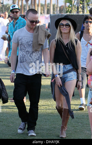 Aaron Paul et petite amie Lauren Parsekian célébrités à 2012 Coachella Valley Music and Arts Festival - Semaine 1 Jour 3 Indio Banque D'Images