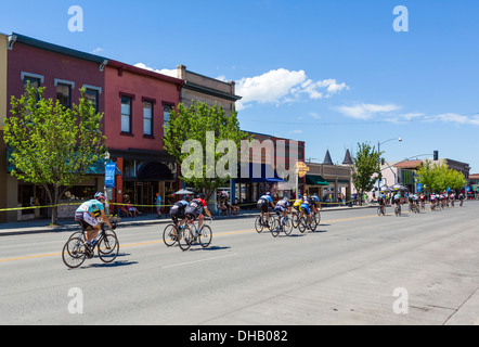 Le Baker City 2013 Cycling Classic course à vélo le long de la rue principale au centre-ville de Baker, Nevada, USA Banque D'Images