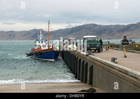 Traversier pour passagers 'Western Isles' arrive à la jetée à Inverie sur la télécommande Knoydart Peninsula, région des Highlands, Ecosse, Royaume-Uni Banque D'Images