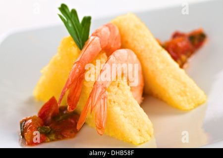 Les tranches de polenta avec les crevettes cuites et sauce hogao colombien Banque D'Images