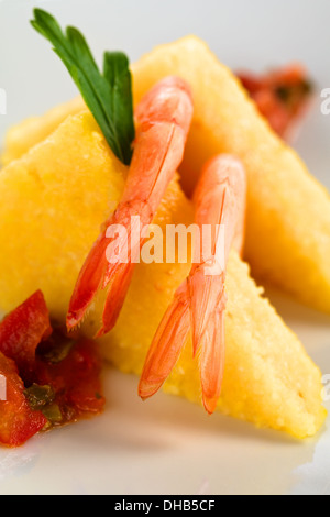 Les tranches de polenta avec les crevettes cuites et sauce hogao colombien Banque D'Images