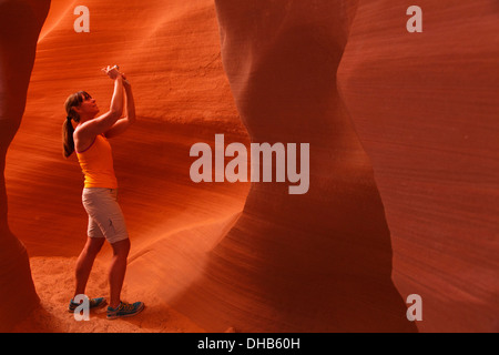 Un visiteur dans la fente secrète connue sous le nom de canyon Canyon sur Navajo Land, Page, Arizona. (Modèle 1992) Banque D'Images