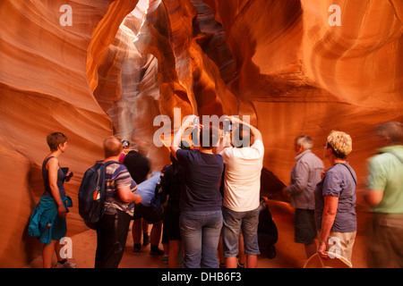 Les visiteurs d' Upper Antelope Slot Canyon sur Navajo Land, Page, Arizona. Banque D'Images