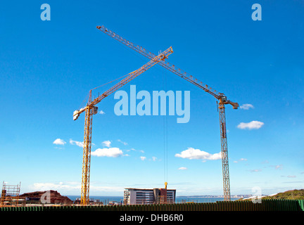 Deux grues à tour sur le site de construction d'exploitation Banque D'Images