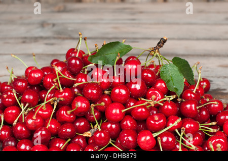 Les cerises dans un panier sur un fond sombre Banque D'Images