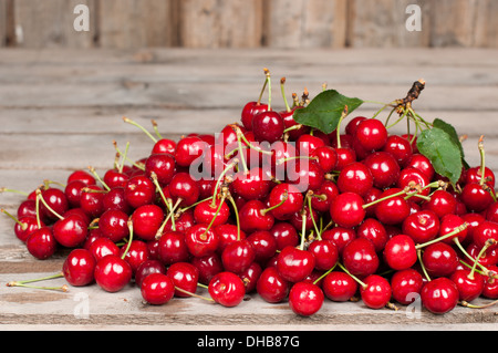 Les cerises dans un panier sur un fond sombre Banque D'Images