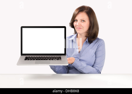 Femme d'affaires est maintenant un ordinateur portable dans ses mains et de démontrer quelque chose sur elle, concept d'entreprise Banque D'Images