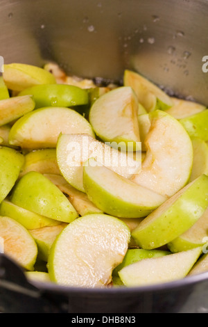 Les pommes préparées pour la cuisson et de cidre de pomme pour faire du beurre. Banque D'Images
