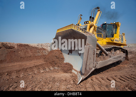 Un grand jaune Komatsu D475un tracteur à chenilles bulldozer bulldozer en action, en Zambie Banque D'Images