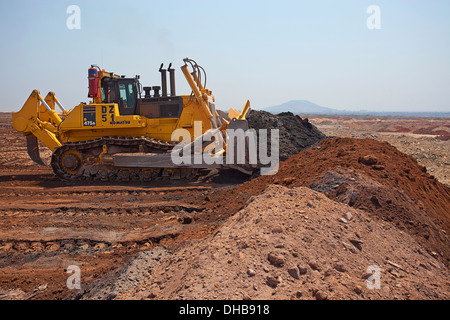 Un Komatsu D475un tracteur à chenilles bulldozer bulldozer en action, en Zambie Banque D'Images