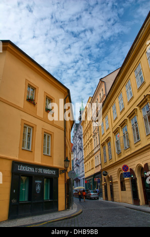 PRAGUE - le 28 juin : Stare Mesto - l'une des rues étroites de la Vieille Ville à Prague, République tchèque le 28 juin 2013 Banque D'Images