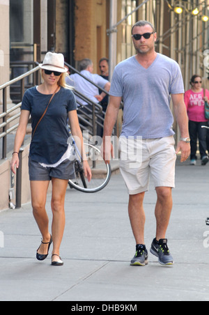 Naomi Watts et Liev Schreiber dans Soho. La ville de New York, USA - 16.04.12 Banque D'Images