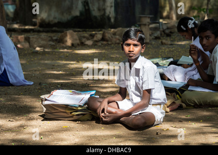 Village de l'Inde rurale garçons dans une classe de l'extérieur. L'Andhra Pradesh, Inde Banque D'Images