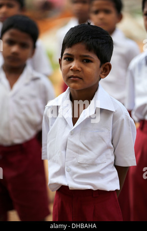 Les enfants de l'école indienne chantant l'Andhra Pradesh en Inde du Sud Banque D'Images