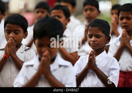 Les enfants de l'école indienne chantant l'Andhra Pradesh en Inde du Sud Banque D'Images