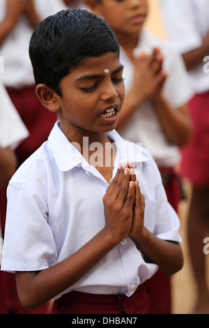 Les enfants de l'école indienne chantant l'Andhra Pradesh en Inde du Sud Banque D'Images