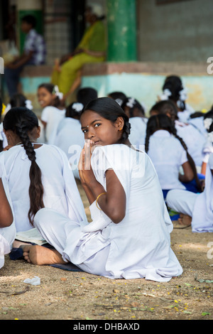 Village indien Rural high school girl doing prières du matin dans une classe de l'extérieur. L'Andhra Pradesh, Inde Banque D'Images