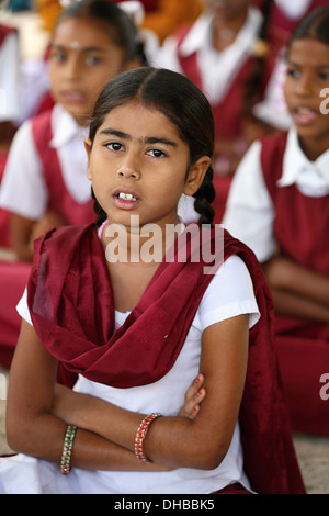 Les enfants de l'école indienne chantant l'Andhra Pradesh en Inde du Sud Banque D'Images