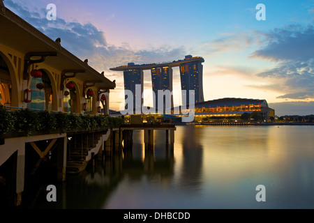 Dawn par le Fullerton Bay Hotel, Singapore. Banque D'Images