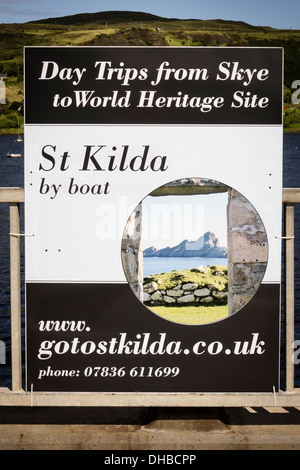 Avis sur Skye la promotion des excursions en bateau vers la petite île inhabitée écossais St Kilda Banque D'Images
